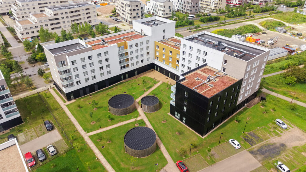 Photographie aérienne d'un chantier et de son environnement réalisée par drone