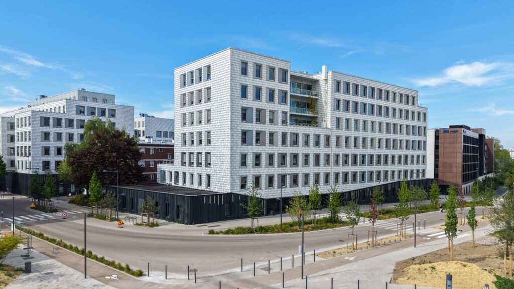 Photographie aérienne d'un bâtiment professionnel et de son environnement réalisée par drone
