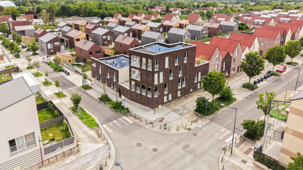 Photographie aérienne d'une maison et de son terrain réalisée par drone