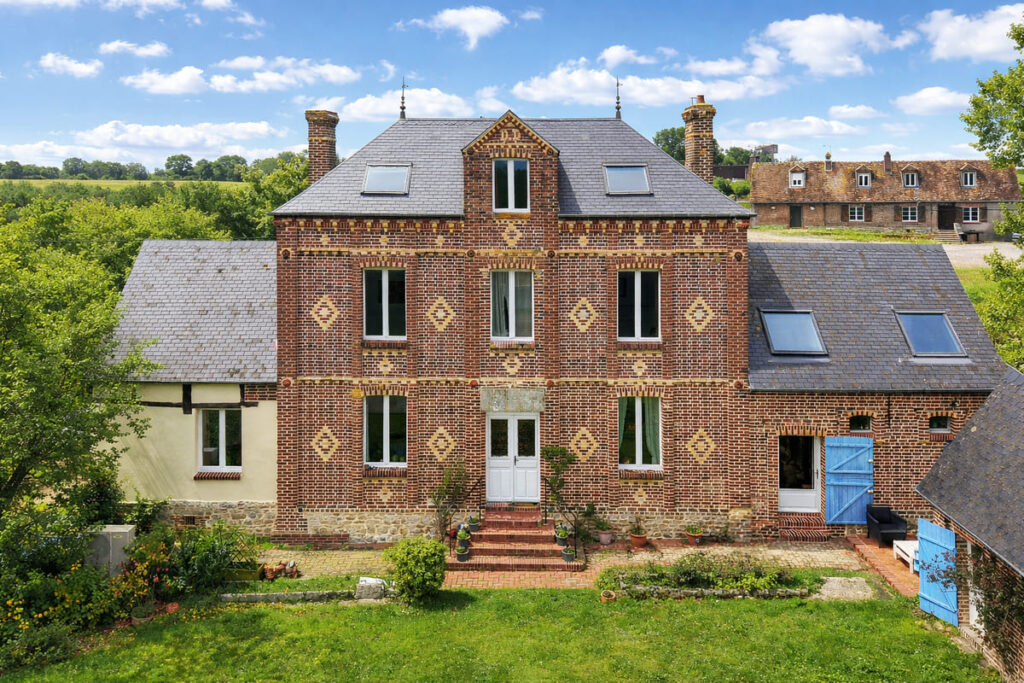 Photographie aérienne d'un domaine et de ses espaces extérieurs réalisée par drone