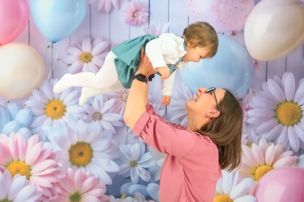 photo d'une petite fille avec sa maman