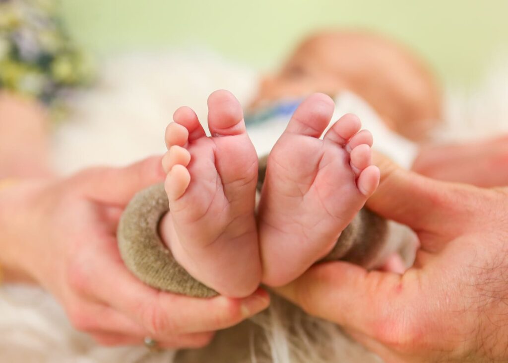 photo des pieds d'un bébé lors d'un shooting photo