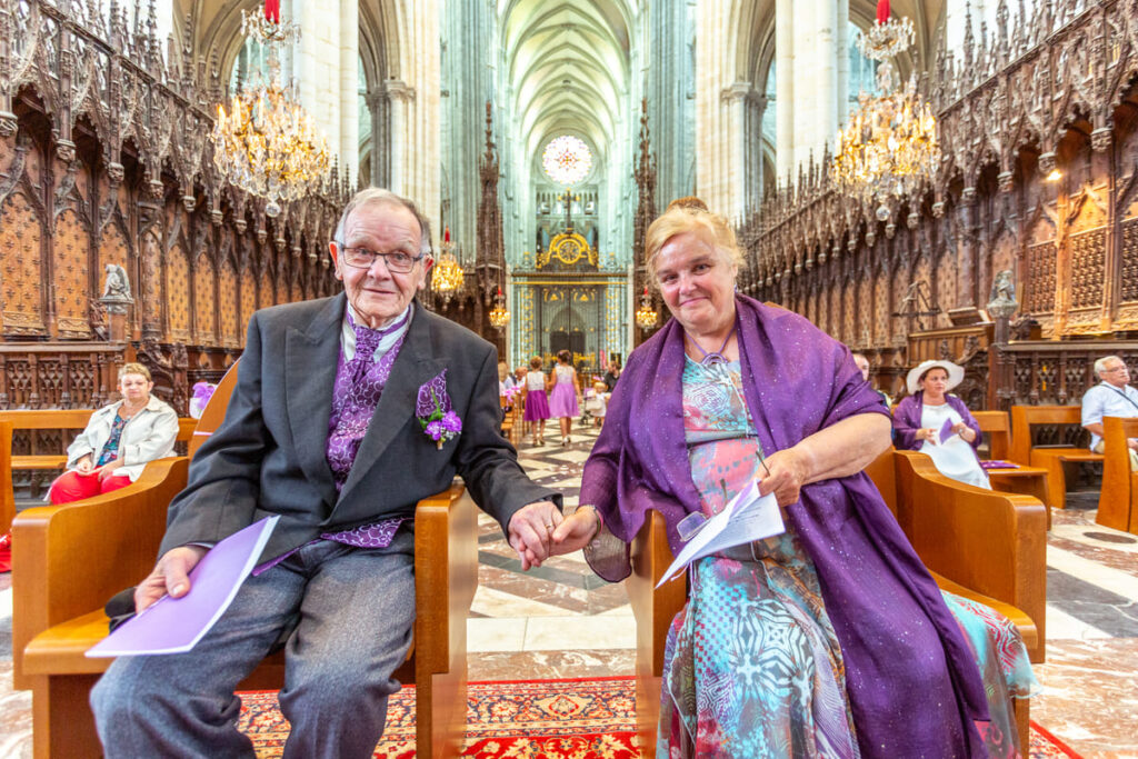 Couple célébrant son mariage après 60 ans d’union à la cathédrale