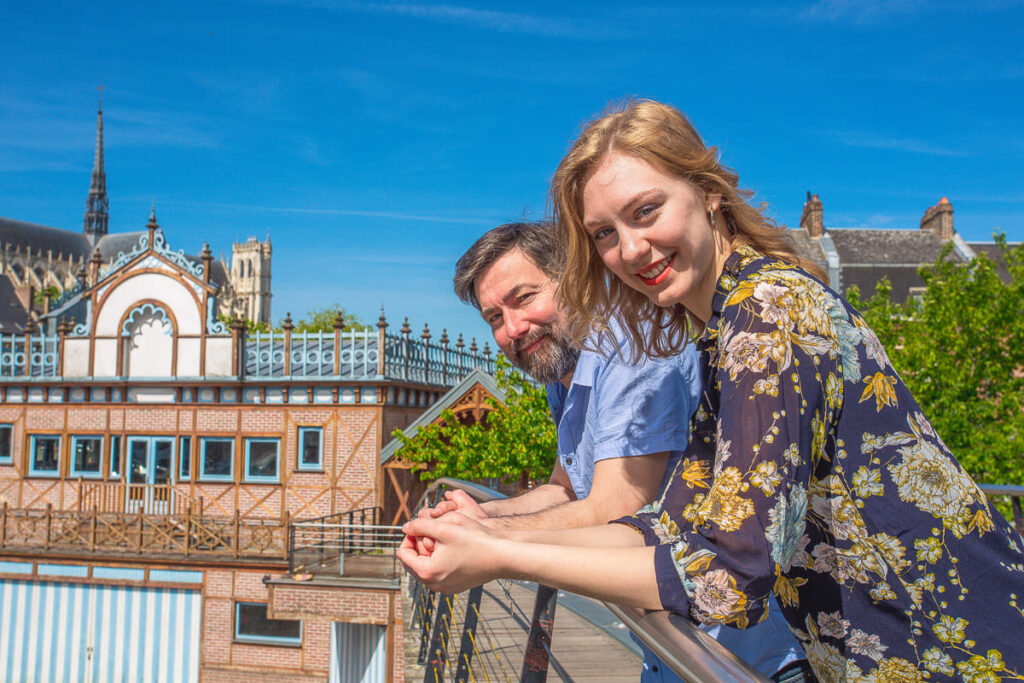 couple sur un pont devant la cathédrale à Amiens