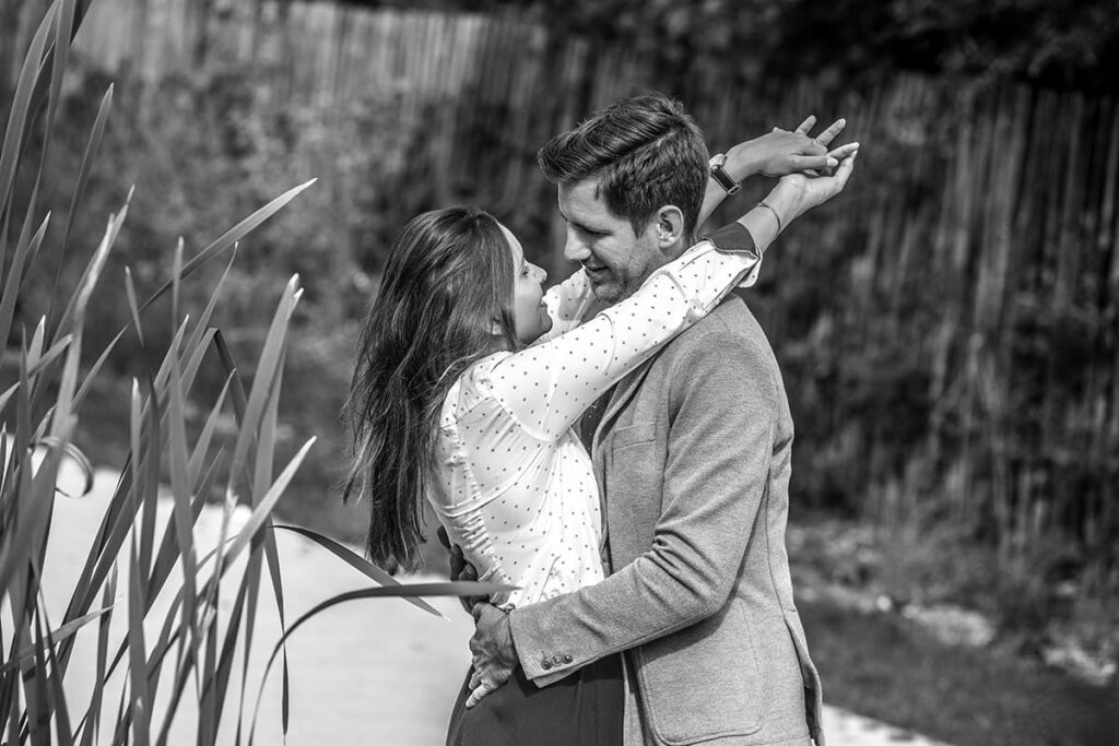 Séance photo couple à Amiens dans un parc en lumière naturelle
