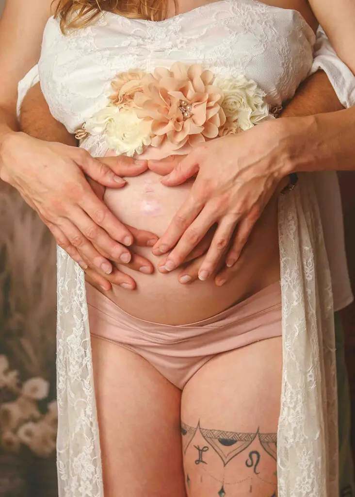Future maman photographiée avec douceur.