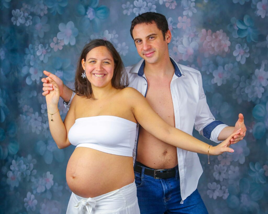 Couple attendant un enfant.