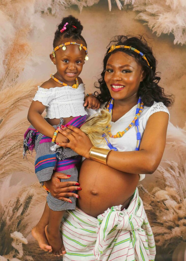 Future maman photographiée avec douceur.