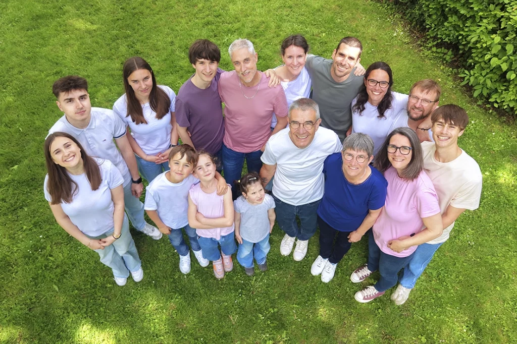 photo de famille au parc saint pierre sur amiens. un bon moment pour eux .des photos de couple avec les enfants