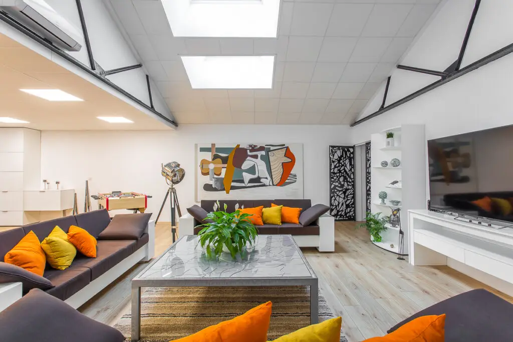 Salon lumineux photographié pour une annonce immobilière