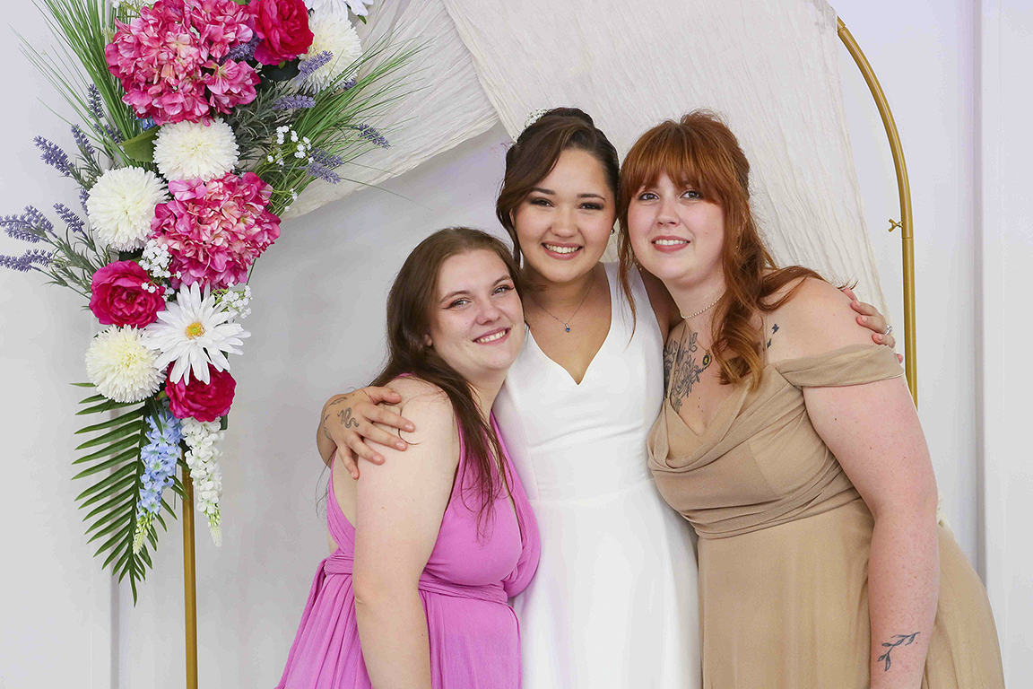 Invités partageant un moment spontané pendant le mariage