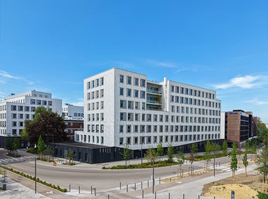 vue aérienne de drone d'un grand bâtiment à Amiens