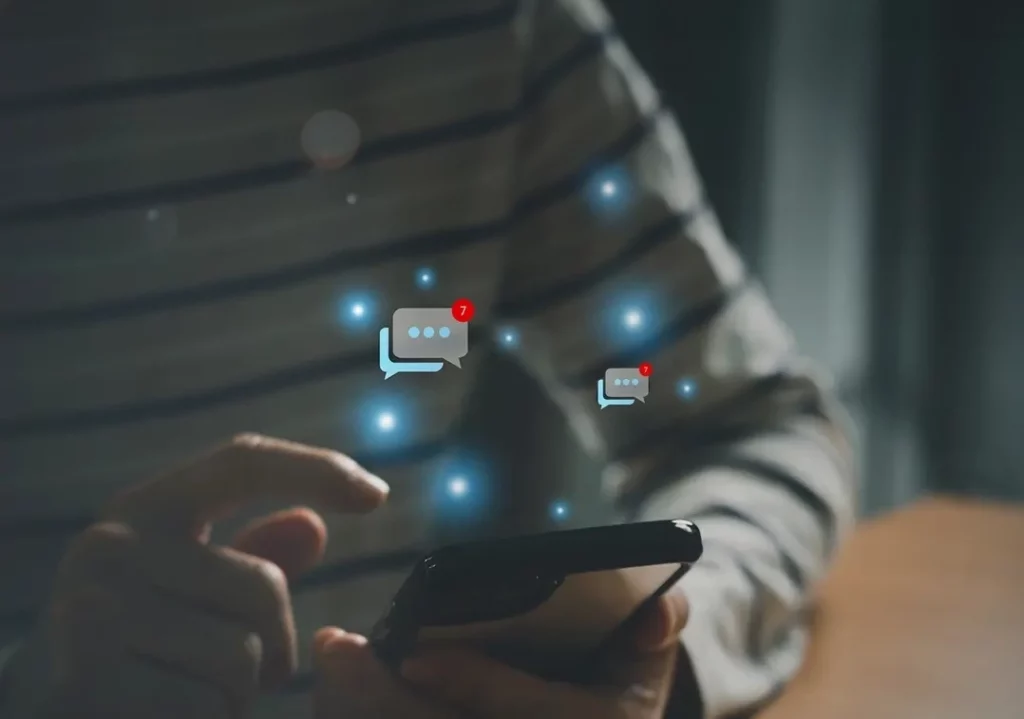 Personne utilisant un smartphone pour prendre contact