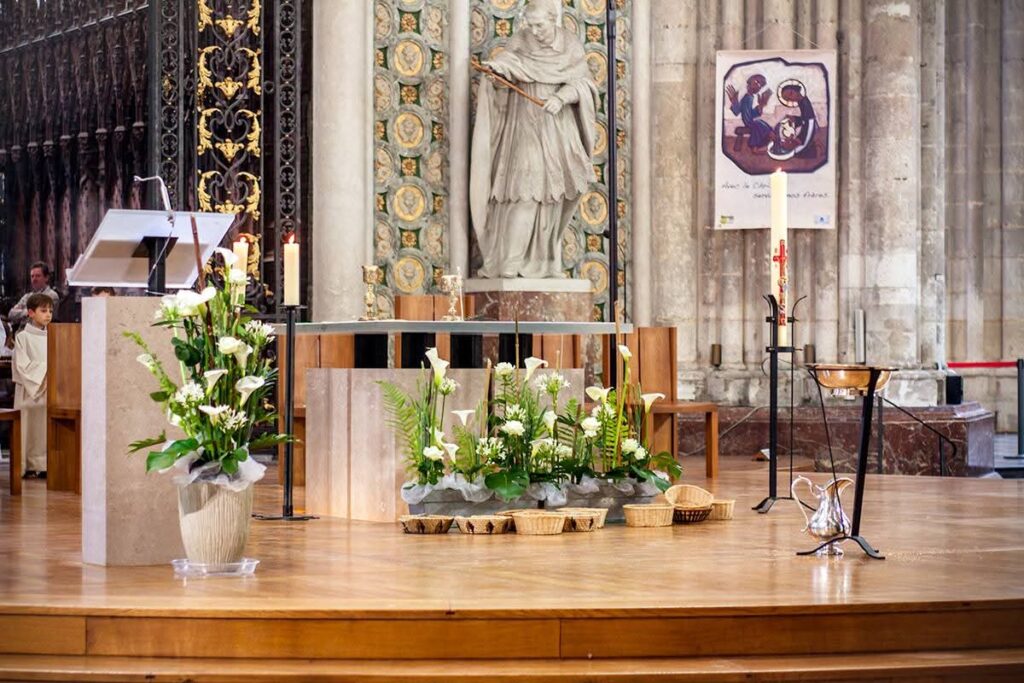 Cérémonie de première communion dans une église à Amiens