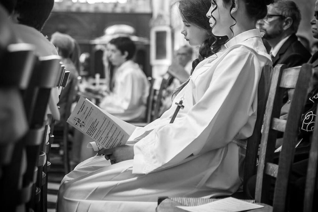 Portrait en noir et blanc d’un enfant pendant sa communion