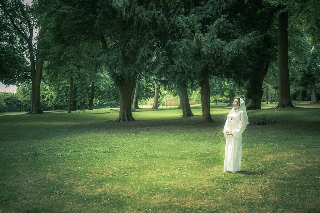 Jeune communiante photographiée dans un parc à Amiens