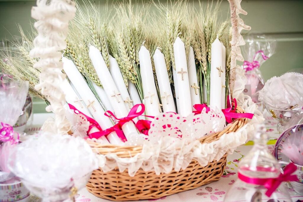 Bougies décoratives pendant un repas de baptême ou de communion