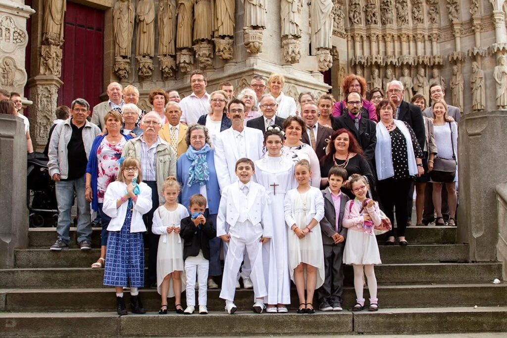 Photo de groupe après une communion à Amiens