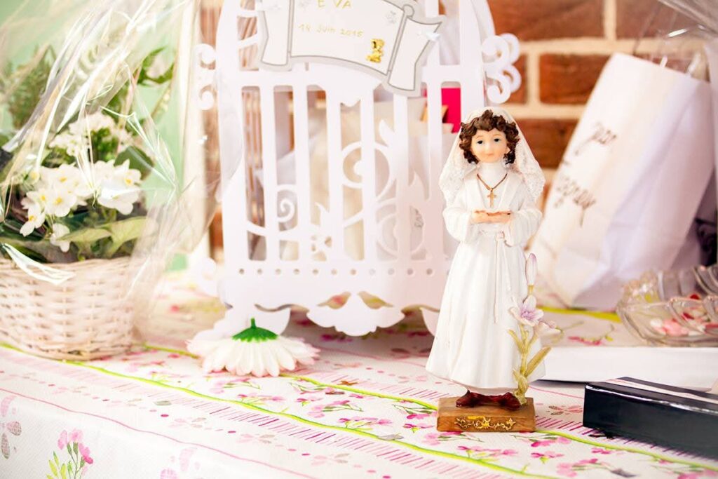 Décoration de table pendant un repas de baptême en famille