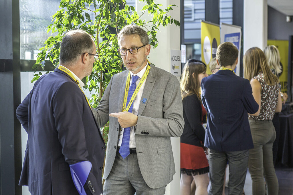 Échange entre participants lors d’un événement professionnel