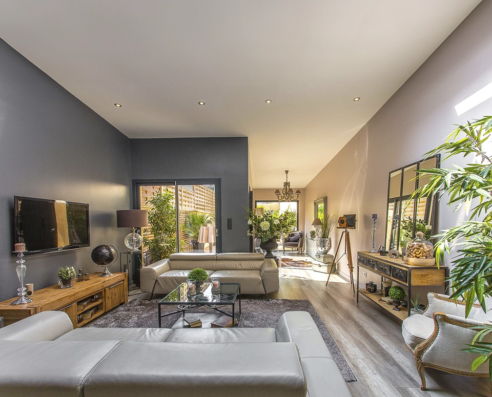 Salon lumineux photographié pour une annonce immobilière.