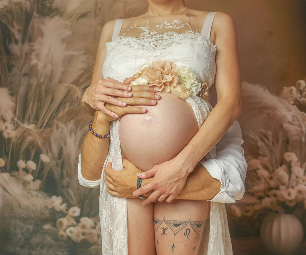 Future maman photographiée avec douceur.