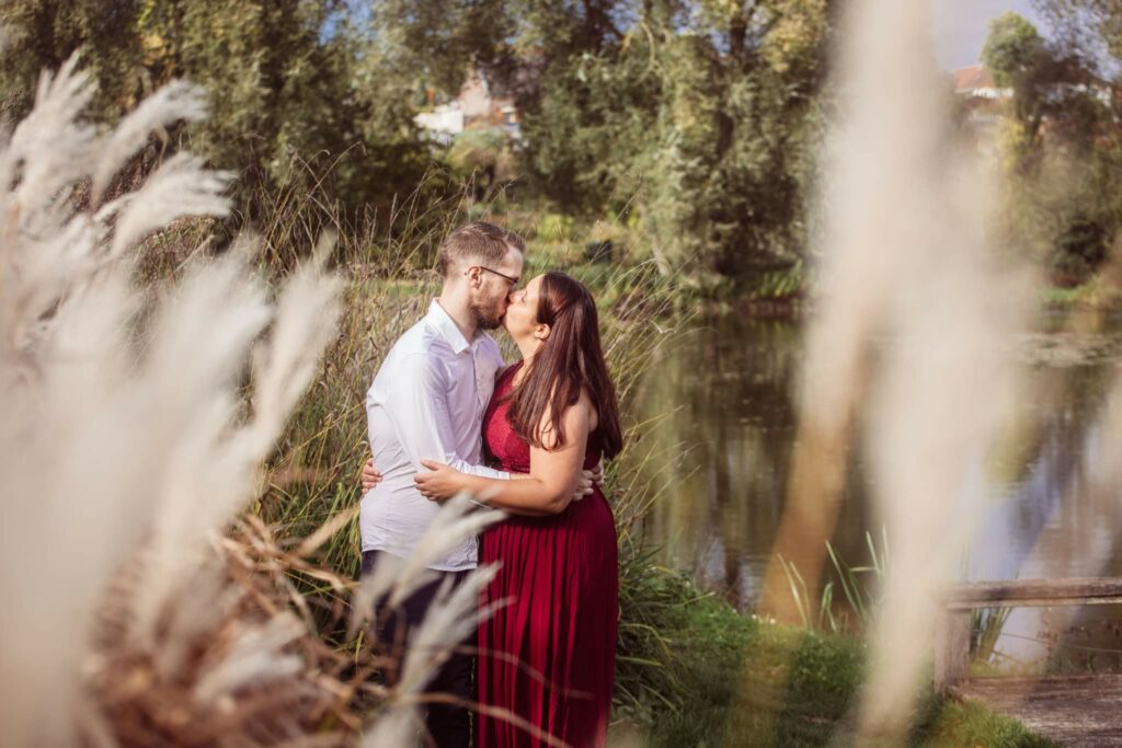jolie couple près d'un étang à Amiens