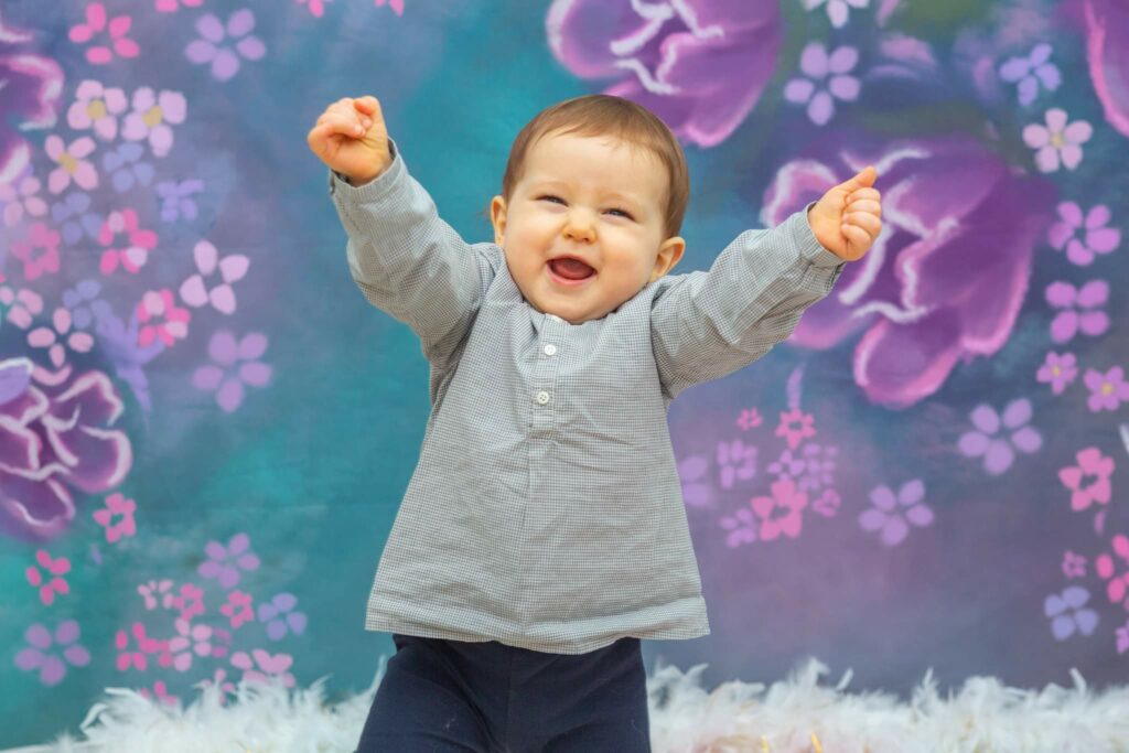 petite fille qui est très souriante