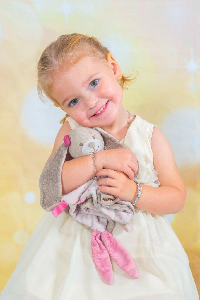 phot d'une petite fille avec son doudou