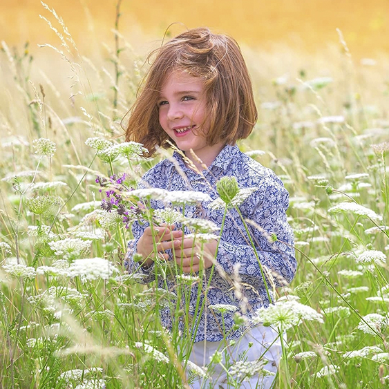 photo d'un jeune garçon dans un champs de fleur
