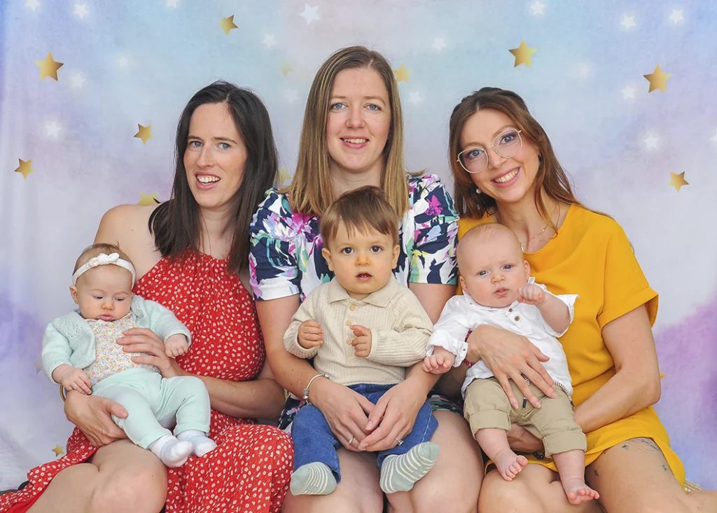 photo de famille avec leurs bébés