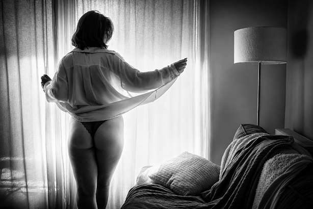 Portrait boudoir en noir et blanc d’une femme en tenue élégante à Amiens