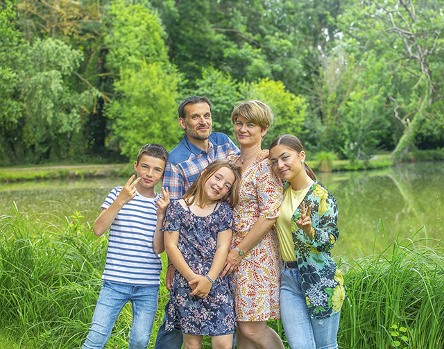 Séance photo de famille dans les Hortillonnages à Amiens