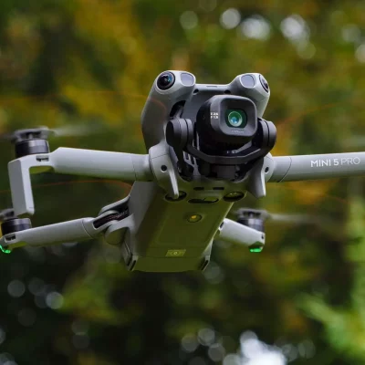 photographe drone amiens Drone DJI Mini 5 Pro en vol devant un arrière-plan arboré